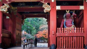 Puerta Niomon en el Santuario Taiyuinbyo, flanqueada por un guerrero Nio
