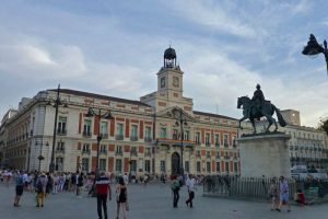 Puerta del Sol, una de las plazas más emblemáticas de Madrid