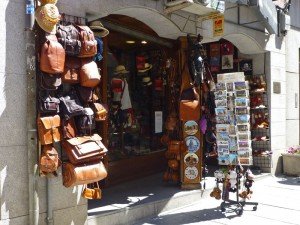 Peletería en Ávila, el trabajo del cuero y la piel es típico de la ciudad, qué comprar en Ávila