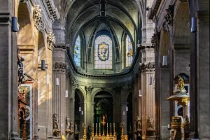 Interior de la Iglesia de Saint Sulpice en París