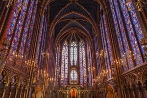 Interior de la Iglesia Sainte Chapelle con sus luminosas vidrieras