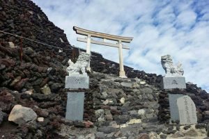 Pequeño santuario en la ladera del Monte Fuji