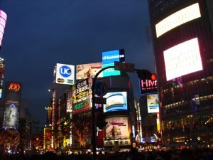Carteles luminosos de Shibuya, una de las imágenes nocturnas más famosas de Tokio