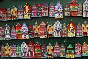 Imanes con forma de casas tradicionales holandesas, uno de los souvenirs típicos de Ámsterdam