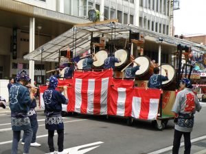 Tambores Taiko y grupo de flautistas acompañando las carrozas del Nebuta Matsuri