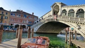 Taxi acuático de Venecia junto al Puente de Rialto