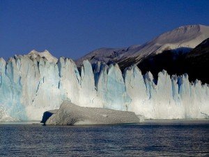 Témpano de hielo flotando en el Lago Argentino en el Parque Nacional Los Glaciares