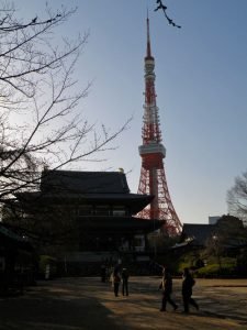 Tokyo Tower tras el Templo Zojoji