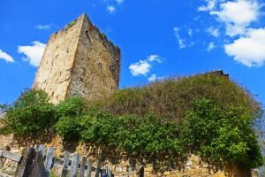 Torre de Mogrovejo, el monumento más importante y antiguo de la localidad