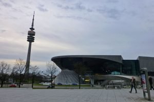 Torre Olímpica de Múnich (Olympiaturm) junto al Museo BMW