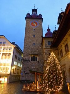 Torre del Reloj junto al Ayuntamiento de Lucerna 