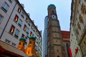 Torres de la Catedral de Múnich vistas desde Marienplatz