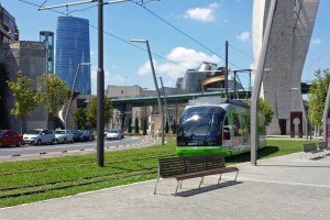 Tranvía, uno de los medios de transporte más utilizados para moverse por Bilbao