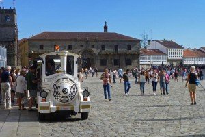 Tren turístico de Santiago de Compostela en la Plaza del Obradoiro, cómo moverse por Santiago de Compostela