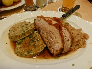 Vepřo-Knedlo-Zelo, plato nacional checo, qué comer en Kutná Hora