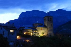 Vista nocturna de Torla-Ordesa a los pies del monte Mondarruego