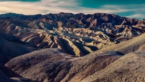 Formaciones geológicas del Valle de la Muerte vistas desde Zabriskie Point