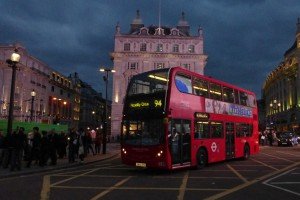 Autobuses rojos de dos pisos de Londres. transporte público de Londres