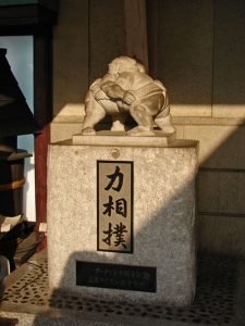 Escultura de una pelea de sumo