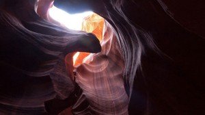 Curiosas formas iluminadas por la poca luz que entra en Antelope Canyon, Estados Unidos