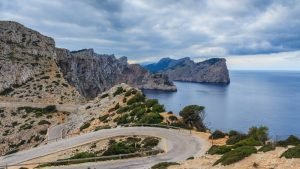 Carretera junto a la costa en Mallorca