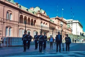 Guardia militar frente a la Casa Rosada