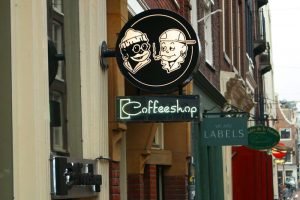 Cartel a la entrada de un coffee shop de Ámsterdam
