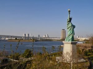 Estatua de la Libertad de Tokio, ubicada en la isla de Odaiba
