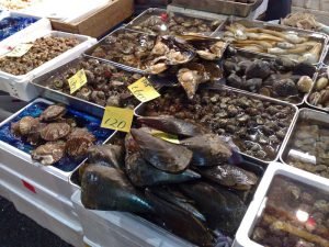 Puesto de mariscos en el Mercado Tsukiji del barrio Chuo