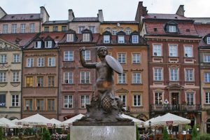 Monumento a la Sirenita en la Plaza del Mercado de Varsovia