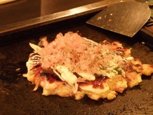 Okonomiyaki, también conocido como la pizza japonesa, qué comer en Kioto