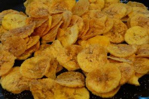 Mariquitas o chicharritas de plátano fritas, una de las muchas delicias cubanas, qué comer en La Habana