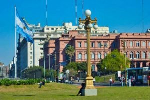 Plaza de Mayo, a su alrededor se encuentran los principales edificios de Buenos Aires