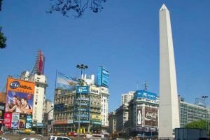 Obelisco de Buenos Aires al final de la Avenida 9 de Julio