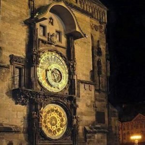 Vista nocturna del Reloj Astronómico de Praga