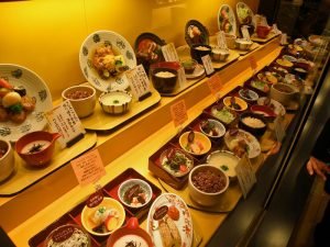 Comida hecha de cera en la entrada de un restaurante de Tokio