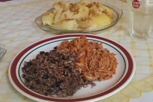 Ropa Vieja con Moros y Cristianos y yuca con mojo, platos típicos de la gastronomía cubana, qué comer en La Habana