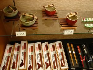 Muestra de cerámica tradicional japonesa, junto con los palillos para comer