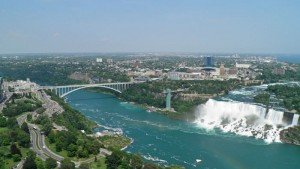 Vista panorámica de las Cataratas del Niágara o Niagara Falls