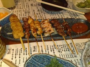Yakitori, uno de los platos más típicos de los izakayas japoneses