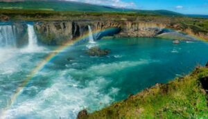 Arcoíris creado por las aguas de la cascada