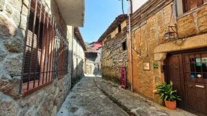 Rincón de las Cabezuelas rodeado de arquitectura verata