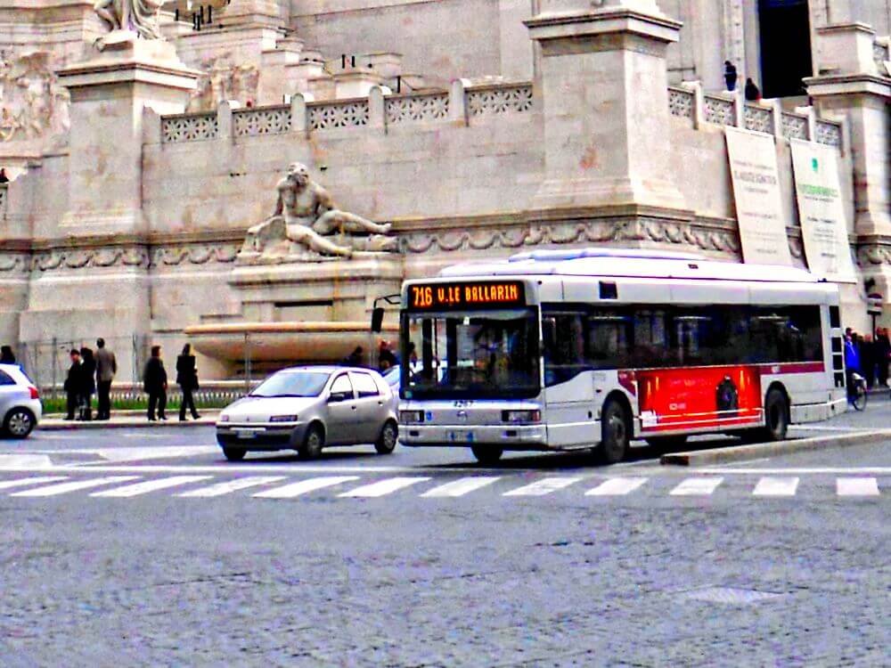 Autobús urbano, uno de los medios de transporte para moverse por Roma