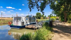 Barco turístico Juan de Homar, navega las aguas del Canal de Castilla