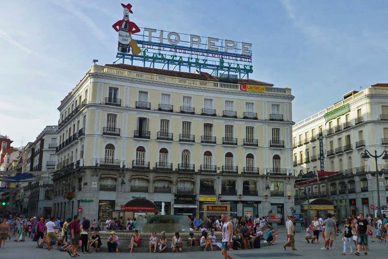 Cartel del Tío Pepe sobre el Hotel París en la Puerta del Sol de Madrid