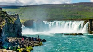 Isla en mitad de la cascada Godafoss