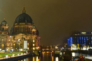 Vista nocturna de la Catedral de Berlín