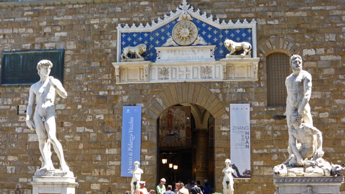 Copia del David de Miguel Ángel frente al Palazzo Vecchio, el original se guarda en la Galería de la Academia