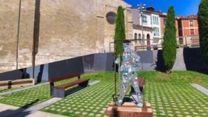 Escultura de un peregrino indicando el Camino de Santiago a su paso por Burgos