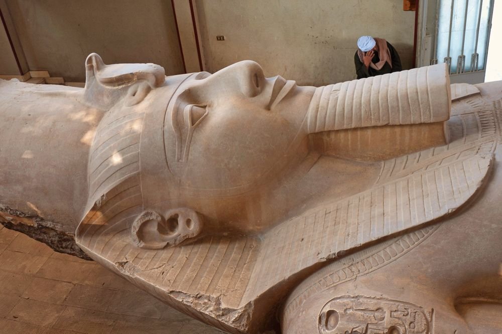 Estatua tumbada de Ramsés II en Menfis y Saqqara